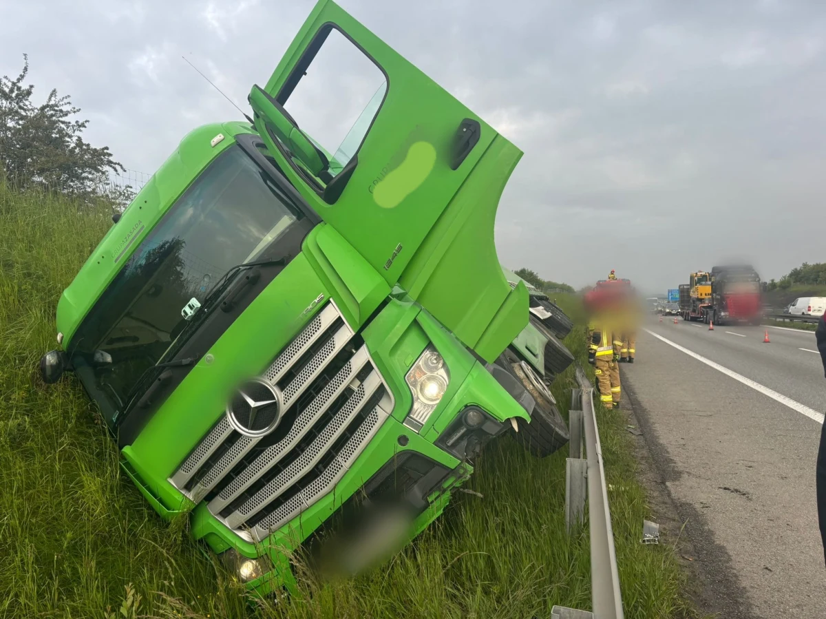 Na A4, na odcinku Kraków Skawina - Kraków Południe w Małopolsce, we wtorek o poranku zablokowany był prawy pas ruchu w stronę Rzeszowa. Samochód ciężarowy wpadł tam do rowu.