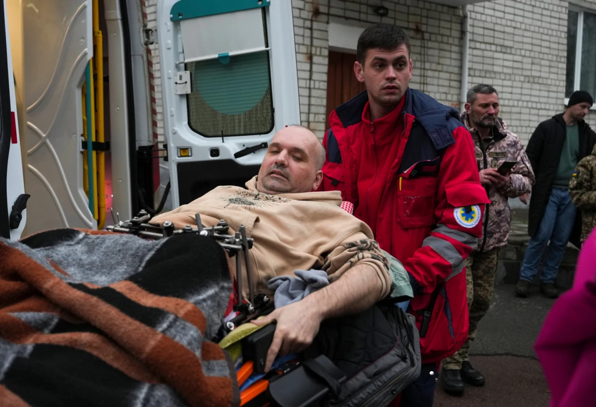 Ponad 200 ukraińskich jeńców wojennych zmarło w rosyjskich więzieniach od początku pełnowymiarowej inwazji Rosji na Ukrainę. Takie informacje przekazała agencja AP w raporcie opartym na danych organizacji pozarządowych, ONZ, rządu Ukrainy i ukraińskiej lekarki, która wykonała kilkadziesiąt sekcji. Wiele zgonów to efekt przemocy, tortur i fatalnych warunków, w jakich przetrzymywani są ukraińscy żołnierze. Ciała przekazywane stronie ukraińskiej często noszą ślady brutalnego traktowania.