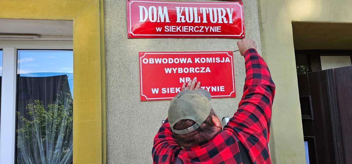 Gmina Siekierczyn na Dolnym Śląsku szykuje się na drugą turę głosowania w wyborach prezydenckich. Na ścianie tutejszego domu kultury zamontowano właśnie tabliczkę "Obwodowa komisja wyborcza nr 1 w Siekierczynie" i właśnie tam jest RMF FM z akcją "Twój głos to Twoja przyszłość". Dlaczego właśnie w tej gminie? Jej przykład pokazuje, że każdy głos ma znaczenie. W pierwszej turze Rafał Trzaskowski wygrał jednym głosem. 