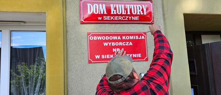 Gmina Siekierczyn na Dolnym Śląsku szykuje się na drugą turę głosowania w wyborach prezydenckich. Na ścianie tutejszego domu kultury zamontowano właśnie tabliczkę "Obwodowa komisja wyborcza nr 1 w Siekierczynie" i właśnie tam jest RMF FM z akcją "Twój głos to Twoja przyszłość". Dlaczego właśnie w tej gminie? Jej przykład pokazuje, że każdy głos ma znaczenie. W pierwszej turze Rafał Trzaskowski wygrał jednym głosem. 