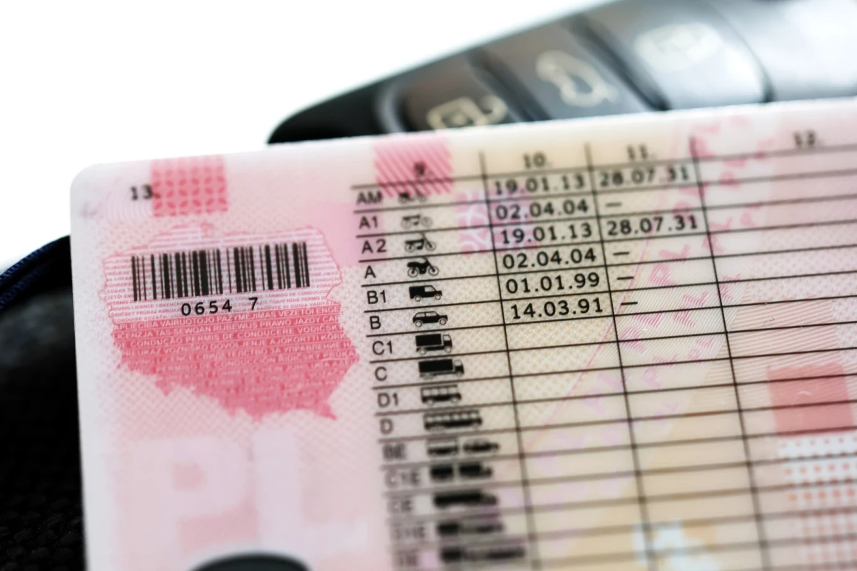 Komisja Europejska wprowadza zmiany w przepisach dotyczących zdrowia kierowców. Choć obowiązkowe badania dla 70-latków nie będą narzucone z góry, państwa członkowskie otrzymają narzędzia do ich wprowadzenia. Wszystko w imię poprawy bezpieczeństwa na europejskich drogach.