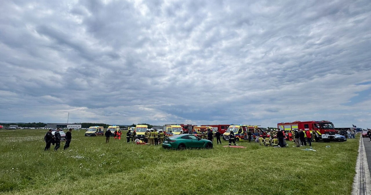 Nowe, wstrząsające wideo z wypadku na zawodach w Krośnie. BMW wpadło w widzów