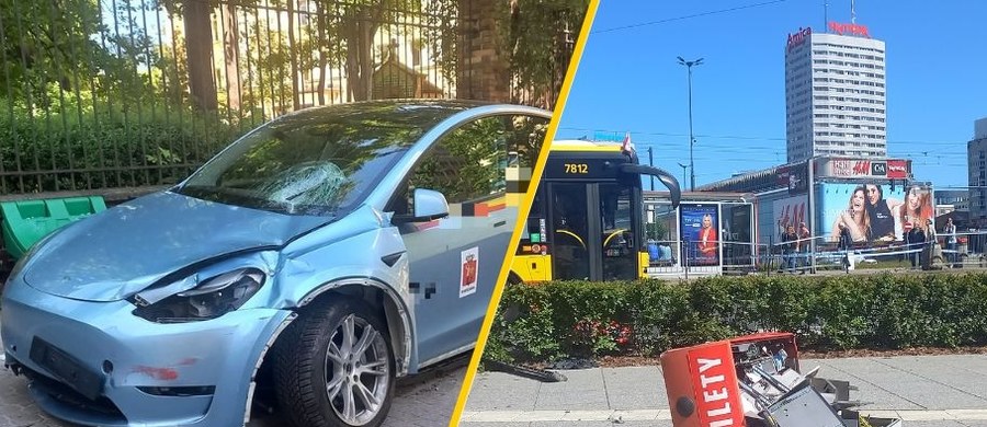 Stołeczni policjanci poszukują kierowcy tesli, który o poranku jadąc ul. Marszałkowską w Warszawie, staranował infrastrukturę drogową, uszkodził znaki, barierki i biletomat. Jak ustalił reporter RMF MAXX Przemysław Mzyk, mężczyzna uciekł z pojazdu.