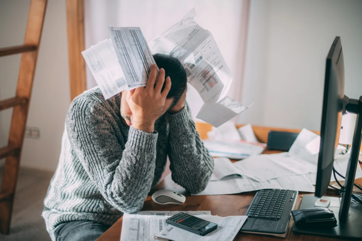 Rachunki za prąd mają być bardziej przejrzyste. Zmiany obiecuje rząd, który w środę zajmuje się nowelizacją przepisów w tej sprawie. Na pierwszej stronie dokumentu - w widocznym miejscu - zobaczymy, ile powinniśmy zapłacić. Tak, aby nie było wątpliwości, że o tę kwotę chodzi. Teraz jest tak, że przepisy regulują jedynie, które dane dostawca energii musi zamieścić na rachunku. Jego wygląd nie jest objęty regulacją i dla wielu mało czytelny. To jednak niejedyne zmiany. 