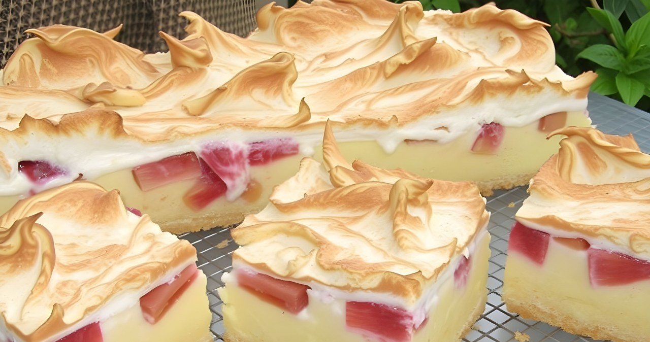 ​Zanim skończy się sezon, zrób to ciasto. Rabarbar z bezą smakuje obłędnie