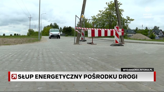 W Bolimowie, na jednym ze skrzyżowań, stanął słup elektryczny na środku drogi. Mieszkańcy przecierają oczy ze zdziwienia.