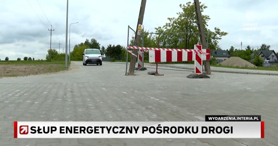 Postawili słup energetyczny na środku drogi