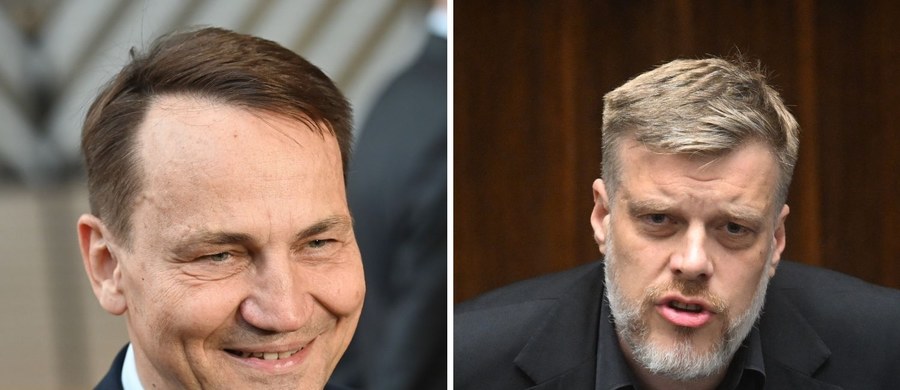 Przepychanka słowna w mediach społecznościowych pomiędzy Radosławem Sikorskim a Adrianem Zandbergiem. "Ten dzień wygrywa minister Sikorski! Fascynujące są te przedśmiertne paroksyzmy epoki" - napisał polityk partii Razem. "Nieładnie tak wycinać z kontekstu" - odpowiedział mu minister spraw zagranicznych.