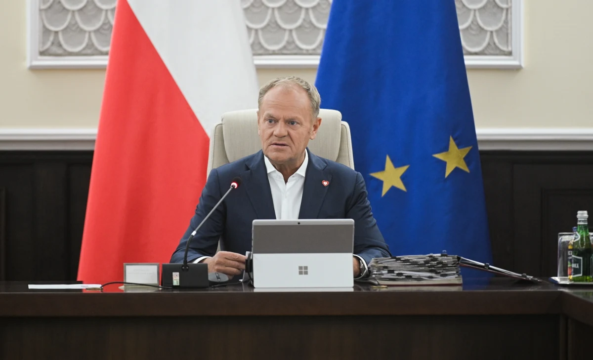 "W ciągu najbliższych godzin rozpocznie się postępowanie w trybie dialogu konkurencyjnego na generalnego wykonawcę terminala pasażerskiego lotniska Centralnego Portu Komunikacyjnego" - przekazał we wtorek przed posiedzeniem rządu Donald Tusk. Premier poinformował także o kilku innych kwestiach, m.in. o tym, że rząd przeznaczy w tym roku 16 mld zł na Program Ochrony Ludności i Obrony Cywilnej. W przyszłym - ponad 17 mld zł.