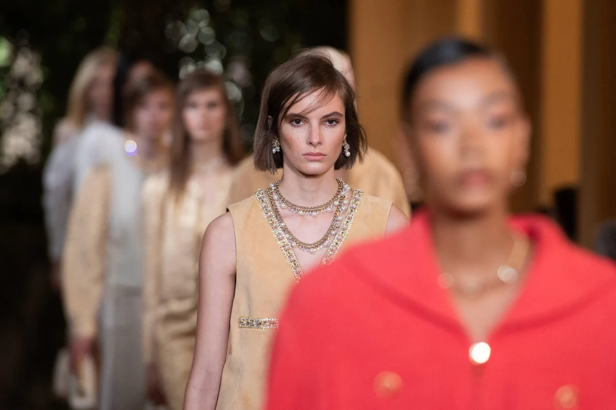 W świecie mody dokonała się kolejna zmiana, która z pewnością zapisze się złotymi literami na kartach historii. Tym razem chodzi o prestiżowe Chanel, które zdecydowało się na wzmocnienie swojego zespołu o polskiego projektanta, Krzysztofa J. Łukasika. 