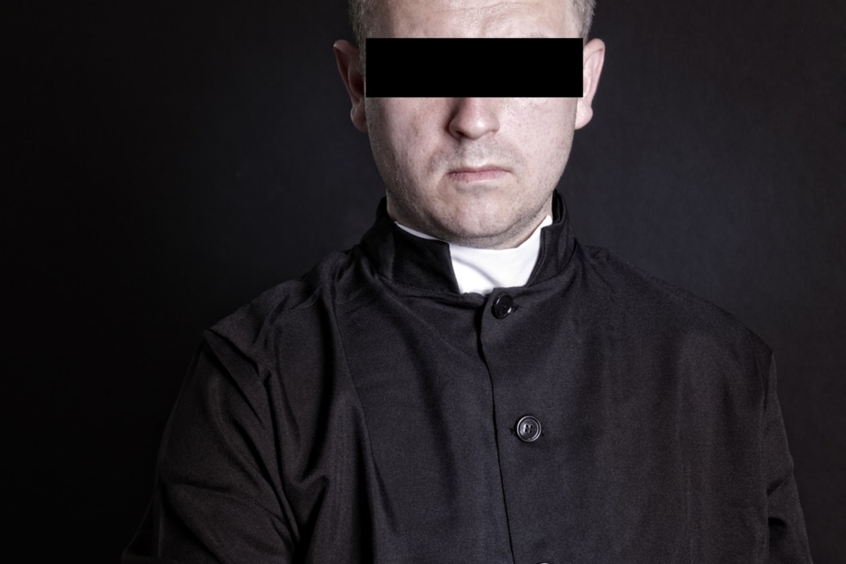 Ksiądz Rafał K. został uznany za winnego naruszenia nietykalności cielesnej ucznia podczas lekcji religii w Specjalnym Ośrodku Szkolno-Wychowawczym w Makowie Mazowieckim. Katecheta chciał zmusić ucznia do pokolorowania obrazka religijnego, a w momencie, gdy usłyszał odmowę, pobił swojego podopiecznego. Sąd warunkowo umorzył wobec duchownego postępowanie na dwa lata.