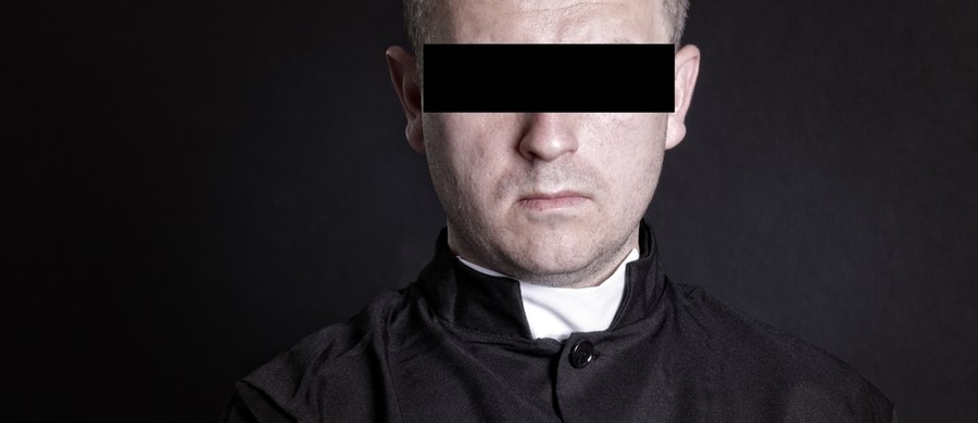 Ksiądz Rafał K. został uznany za winnego naruszenia nietykalności cielesnej ucznia podczas lekcji religii w Specjalnym Ośrodku Szkolno-Wychowawczym w Makowie Mazowieckim. Katecheta chciał zmusić ucznia do pokolorowania obrazka religijnego, a w momencie, gdy usłyszał odmowę, pobił swojego podopiecznego. Sąd warunkowo umorzył wobec duchownego postępowanie na dwa lata.