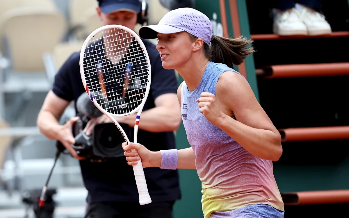 Iga Świątek kontra Emma Raducanu - spotkanie drugiej rundy turnieju Rolanda Garrosa elektryzuje kibiców w Polsce. Organizatorzy podali już termin spotkania Polki z Brytyjką na French Open.