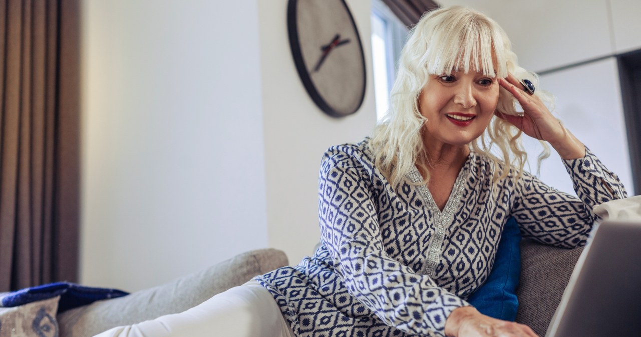 Prosty sposób na ukrycie zmarszczek i podkreślenie rysów twarzy. Poproś fryzjera o to jedno cięcie