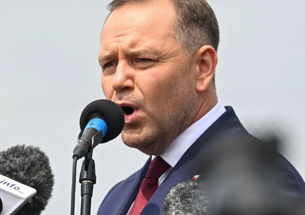 Karol Nawrocki nie wystąpi do sądu w trybie wyborczym w związku z publikacją Onetu, która oskarża go o udział w procederze sprowadzania prostytutek do sopockiego Grand Hotelu w czasach, gdy był tam ochroniarzem. Jak tłumaczą politycy PiS, decyzja ta wynika z aktualnej linii orzeczniczej sądów, które nie uznają materiałów prasowych za materiały wyborcze.