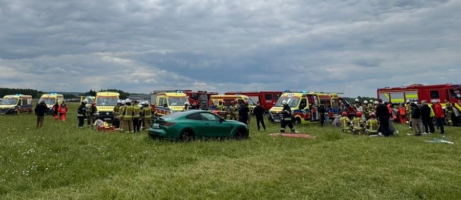 Są prokuratorskie zarzuty po wypadku podczas niedzielnych wyścigów na płycie lotniska w Krośnie. Jeden z samochodów wjechał w tłum kibiców. Poszkodowanych zostało 17 osób. 