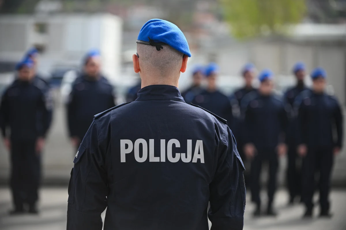 Prokuratura Okręgowa w Łodzi przedstawiła akt oskarżenia w sprawie międzynarodowej grupy przestępczej. Członkom grupy zarzuca się popełnienie 135 oszustw na łączną kwotę 1,8 miliona złotych. Oszuści wyłudzali pieniądze - stosowali metodę "na policjanta". Grozi im kara do 30 lat więzienia.