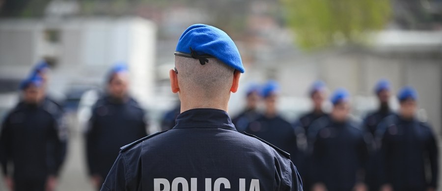 Prokuratura Okręgowa w Łodzi przedstawiła akt oskarżenia w sprawie międzynarodowej grupy przestępczej. Członkom grupy zarzuca się popełnienie 135 oszustw na łączną kwotę 1,8 miliona złotych. Oszuści wyłudzali pieniądze - stosowali metodę "na policjanta". Grozi im kara do 30 lat więzienia.