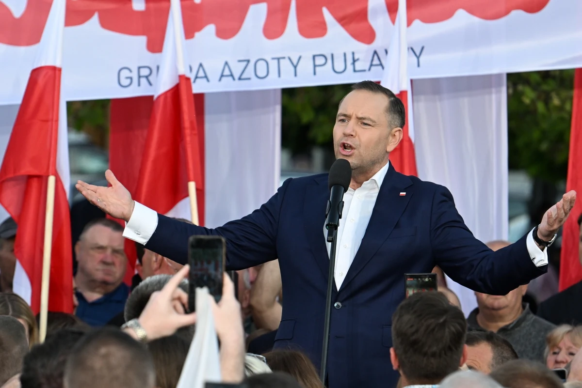 Czy służby specjalne wiedziały o kontrowersyjnych elementach biografii Karola Nawrockiego, gdy obejmował on stanowisko szefa Instytutu Pamięci Narodowej? Rzecznik ministra spraw wewnętrznych Jacek Dobrzyński zabrał głos w tej sprawie i przy okazji ujawnił, że obecny kandydat na prezydenta otrzymał poświadczenie bezpieczeństwa mimo negatywnej rekomendacji. 