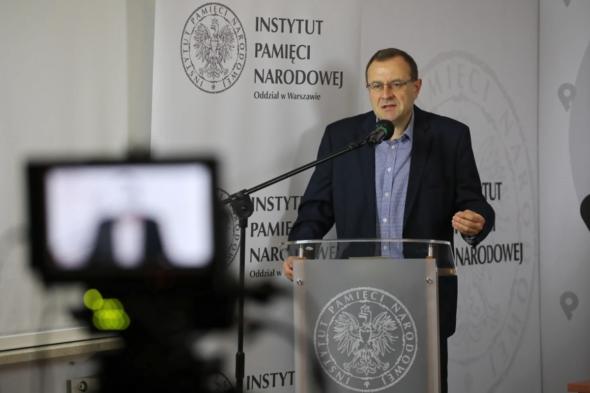 Gorąco wokół Karola Nawrockiego w łonie IPN. Kolegium Instytutu Pamięci Narodowej protestuje wobec "kampanii nienawiści i oszczerstw" wymierzonej w prezesa IPN, ale niektórzy członkowie odcinają się od oświadczenia kolegium.