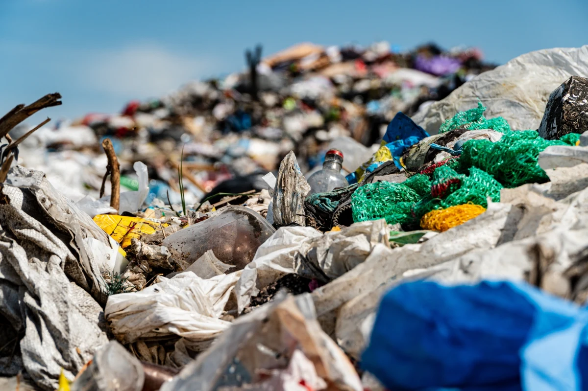 Siemianowice Śląskie zlikwidują nielegalne składowisko odpadów przy ul. Wyzwolenia. Miasto na ten cel przeznaczy 148,5 mln złotych pochodzących ze środków Ministerstwa Klimatu i Środowiska. Umowę o przekazaniu tak pokaźnej kwoty podpisali prezydent miasta Rafał Piech i wojewoda śląski Marek Wójcik.