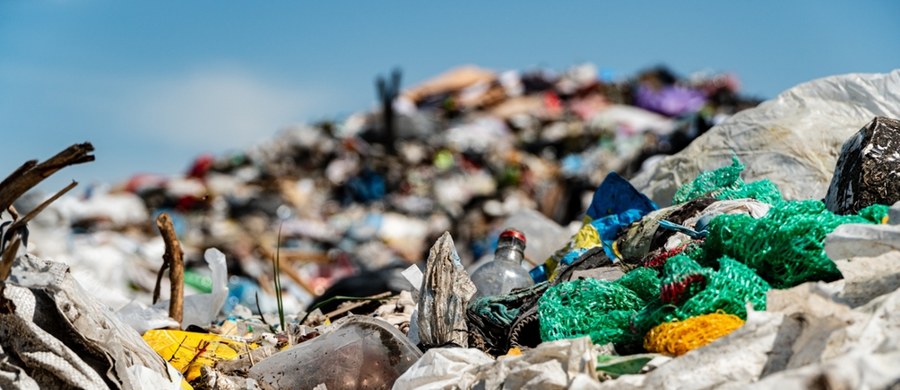 Siemianowice Śląskie zlikwidują nielegalne składowisko odpadów przy ul. Wyzwolenia. Miasto na ten cel przeznaczy 148,5 mln złotych pochodzących ze środków Ministerstwa Klimatu i Środowiska. Umowę o przekazaniu tak pokaźnej kwoty podpisali prezydent miasta Rafał Piech i wojewoda śląski Marek Wójcik.