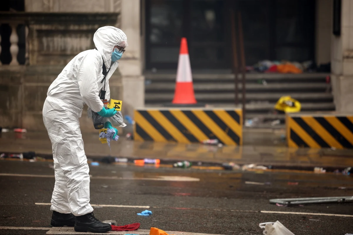 11 osób rannych po tym, jak w poniedziałkowy wieczór auto wjechało w tłum w centrum Liverpoolu, nadal jest w szpitalu. Na szczęście ich stan jest stabilny. Policja przekazała nowe informacje dotyczące sprawcy. 