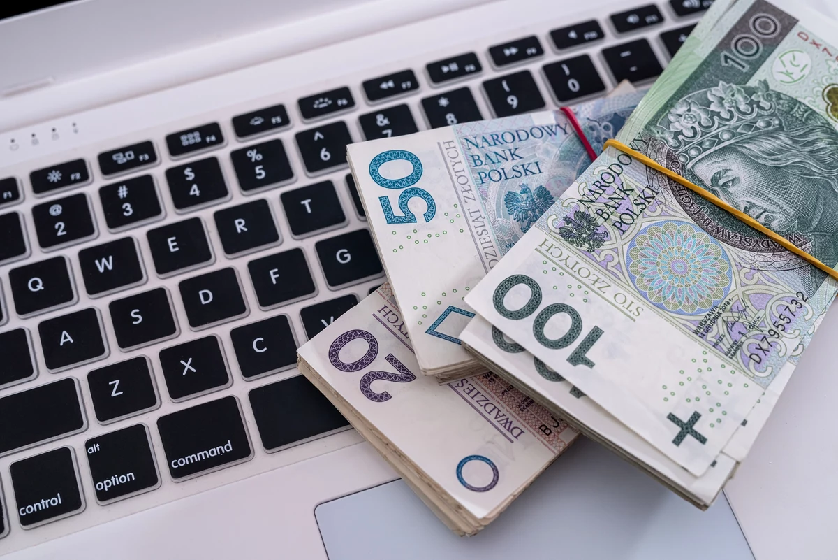 Według danych Głównego Urzędu Statystycznego miastem, w którym zarabia się najlepiej w Polsce, jest Kraków. Przeciętne wynagrodzenie w stolicy Małopolski wynosi ponad 12 tys. złotych brutto. W Warszawie średnia pensja wynosi o ponad tysiąc złotych mniej. W marcu pensje w Krakowie wzrosły, w porównaniu do lutego, o ponad 16 proc. W coraz większej liczbie miast wynagrodzenia przekroczyły również kwotę 10 tysięcy złotych. Tak było w Katowicach, Poznaniu, Warszawie, Gdańsku i Krakowie. "To tak ładnie wygląda, jeżeli spojrzymy na średnie, na największe miasta. Natomiast średnia nie zawsze nam wszystko powie" - przyznaje w rozmowie z Bogdanem Zalewskim w internetowym Radiu RMF24 Oskar Sobolewski, ekspert emerytalny i rynku pracy, HRK Payroll Consulting.