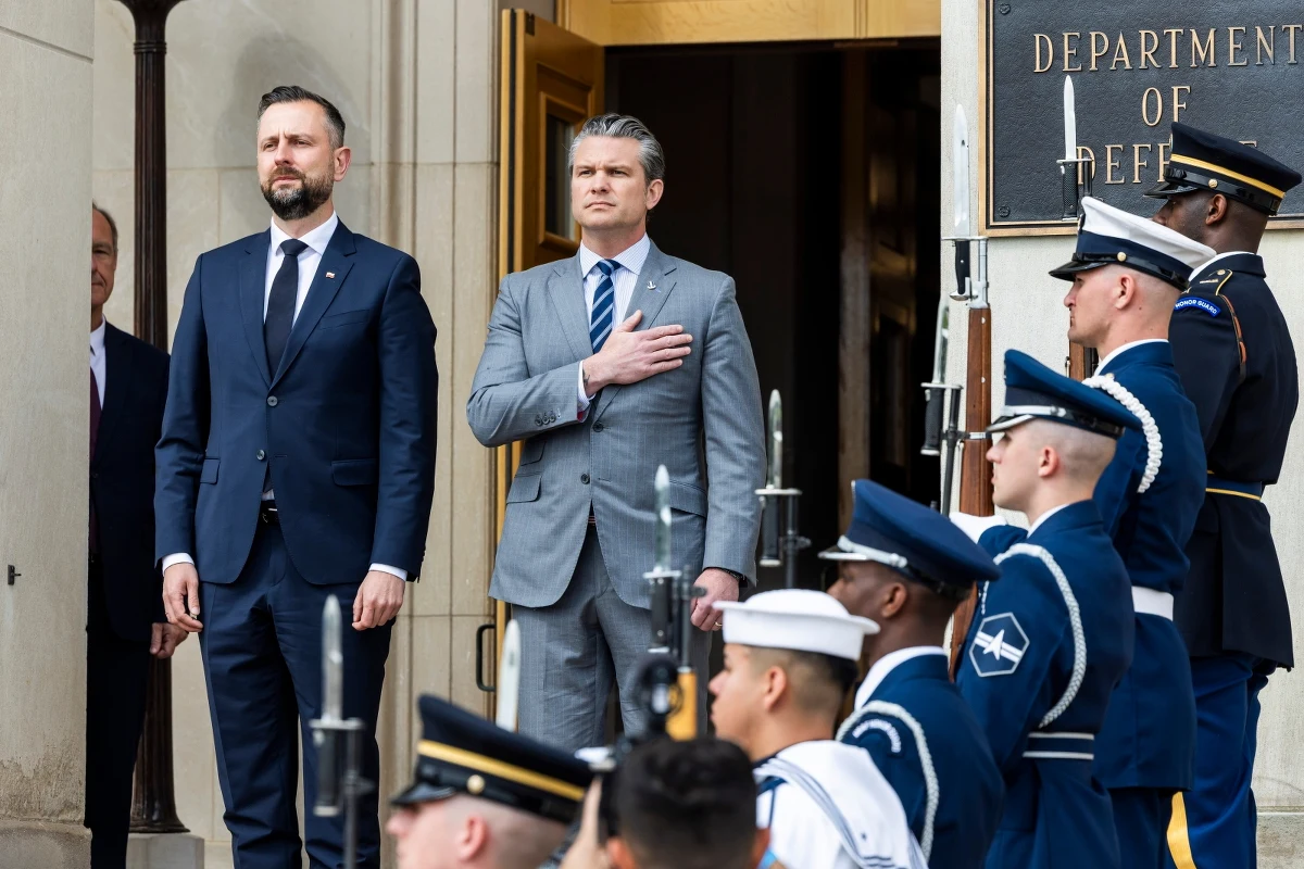 Szef MON Władysław Kosiniak-Kamysz spotkał się w USA z szefem Pentagonu Petem Hegsethem. "Polska i Ameryka razem dążą do pokoju poprzez siłę (...) Prezydent Trump przekazał swoje uznanie dla polskiego przywództwa" - powiedział Hegseth. Kosiniak-Kamysz poinformował, że 16 czerwca przylecą do Polski pierwsze śmigłowce Apache.