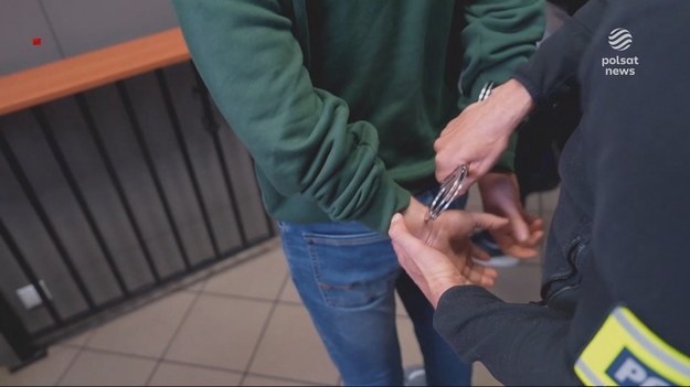 Miał planować zabójstwo lekarza. Małopolska policja zatrzymała czterdziestolatka, który chciał zemścić się na medyku za leczenie jego niepełnosprawnego dziecka. W mieszkaniu mężczyzny funkcjonariusze znaleźli broń i amunicję. Decyzją sądu trafił za kratki. Materiał dla "Wydarzeń" przygotowała Teresa Gut.