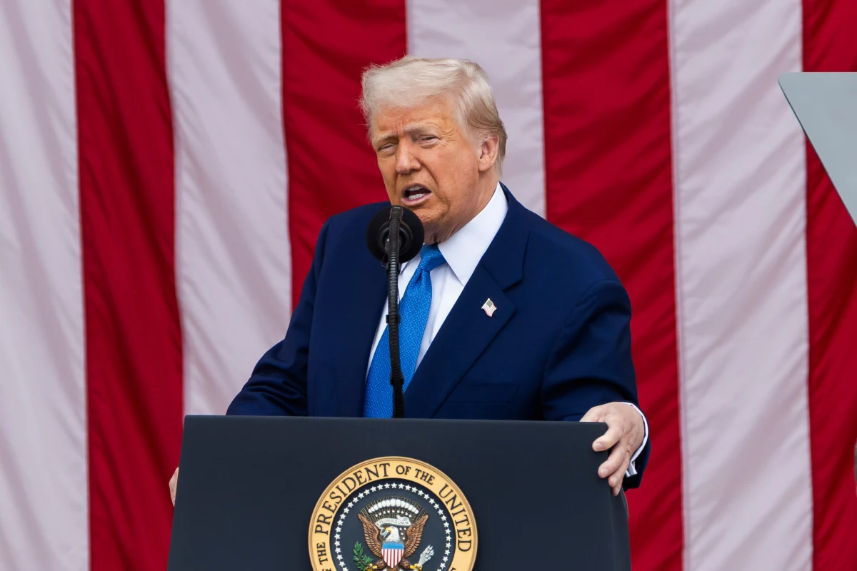 Donald Trump najwyraźniej jest coraz bardziej zmęczony postawą Władimira Putina. W najnowszym wpisie na swojej platformie społecznościowej Truth Social amerykański prezydent napisał, że rosyjski przywódca igra z ogniem. Jak pisze "Wall Street Journal", Trump zastanawia się nad nałożeniem na Rosję nowych sankcji. Proklemlowskie boty przypuściły natomiast atak na Trumpa. Nazwały go klaunem.