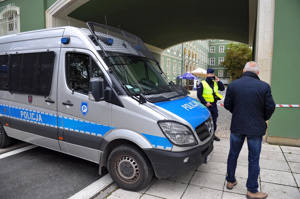 Podczas sesji Rady Miasta w Szczecinie, doszło do niepokojących zdarzeń, które skłoniły radnych Koalicji Obywatelskiej (KO) do złożenia zawiadomień na policję. Mateusz Gieryga i Stanisław Kaup, radni KO, po zakończeniu sesji udali się do komisariatu, aby zgłosić dwa przestępstwa: groźby karalnej oraz naruszenia nietykalności cielesnej. Wskazali jako sprawców "zwolenników" partii Prawo i Sprawiedliwość (PiS), którzy wraz z trzema posłami tej partii uczestniczyli w sesji.