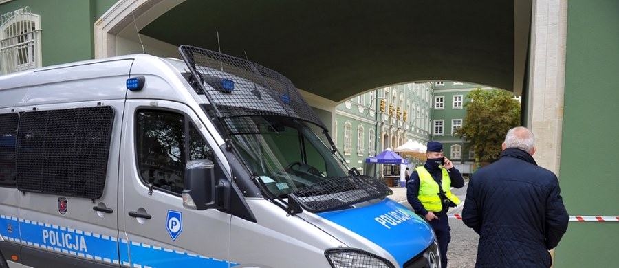 Podczas sesji Rady Miasta w Szczecinie, doszło do niepokojących zdarzeń, które skłoniły radnych Koalicji Obywatelskiej (KO) do złożenia zawiadomień na policję. Mateusz Gieryga i Stanisław Kaup, radni KO, po zakończeniu sesji udali się do komisariatu, aby zgłosić dwa przestępstwa: groźby karalnej oraz naruszenia nietykalności cielesnej. Wskazali jako sprawców "zwolenników" partii Prawo i Sprawiedliwość (PiS), którzy wraz z trzema posłami tej partii uczestniczyli w sesji.