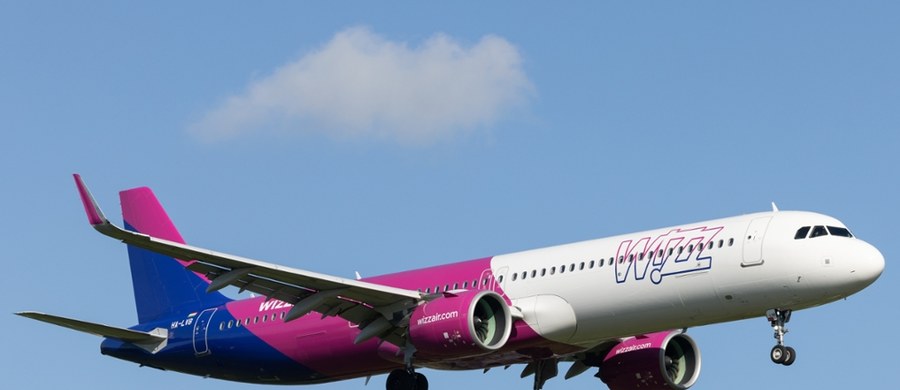Dramatyczne chwile rozegrały się na pokładzie samolotu Wizz Air lecącego z Gdańska do Malagi. Maszyna, z powodu awarii jednego z silników, była zmuszona do awaryjnego lądowania w Genewie. Pasażerowie i załoga przeżyli chwile grozy, które szczegółowo opisała jedna z osób obecnych na pokładzie. "Samolot w pewnym momencie jakby 'zatrzymał się w powietrzu' i zaczęliśmy opadać (...) ludzie płakali" – relacjonowała pani Karolina w rozmowie z polsatnews.pl