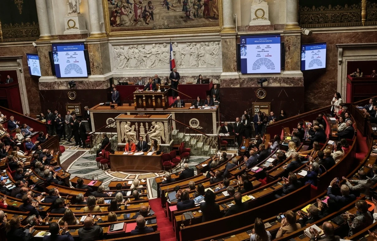 "Otwiera się droga braterstwa" - napisał prezydent Francji Emmanuel Macron po tym, jak niższa izba parlamentu Francji poparła projekt ustawy o "pomocy w umieraniu", czyli możliwości przyjęcia substancji śmiercionośnej. Projekt trafi teraz do Senatu.