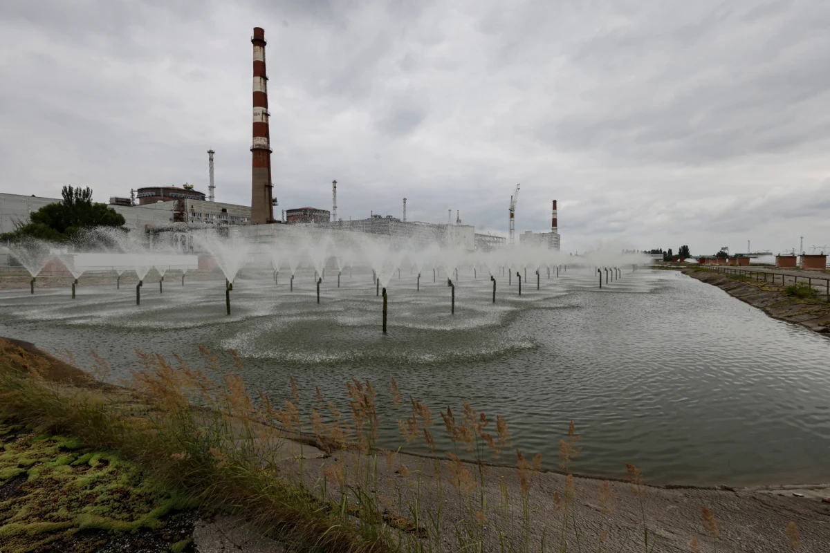 Rosjanie chcą ponownie uruchomić Zaporoską Elektrownię Atomową - informuje "New York Times", powołując się na raport organizacji Greenpeace. Dzieje się tak mimo ostrzeżeń ekspertów. "NYT" pisze, że Rosja buduje linie elektroenergetyczne na okupowanej części południowo-wschodniej Ukrainy.