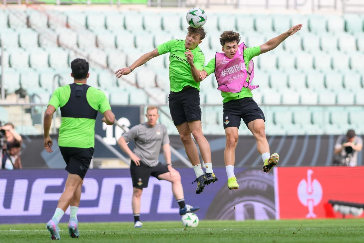 Już w środę we Wrocławiu finał piłkarskiej Ligi Konferencji. Chelsea zmierzy się z Realem Betis. "Chcemy pokazać, że jesteśmy już dojrzałym zespołem i przejść do historii" - zapowiada trener Chelsea Enzo Maresca. "To nie będzie starcie Dawida z Goliatem" - mówi szkoleniowec Betisu Manuel Pellegrini.