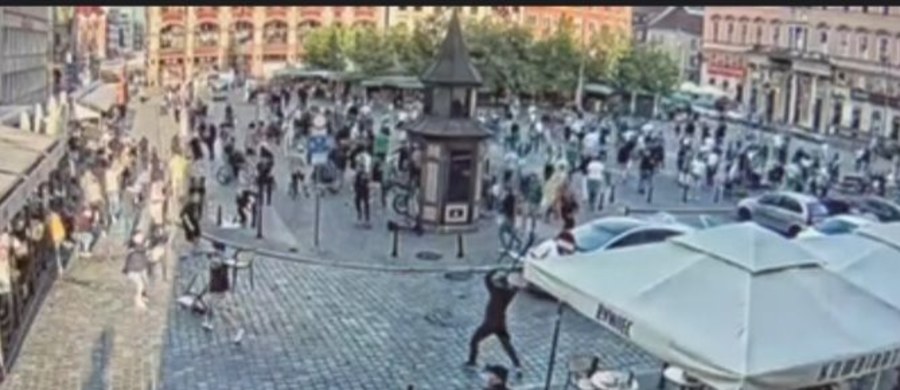 Na Rynku i placu Solnym we Wrocławiu doszło do starcia Kibiców Realu Betis i Chelsea Londyn. Te piłkarskie drużyny zagrają w środę w finale Ligi Konferencji UEFA. 