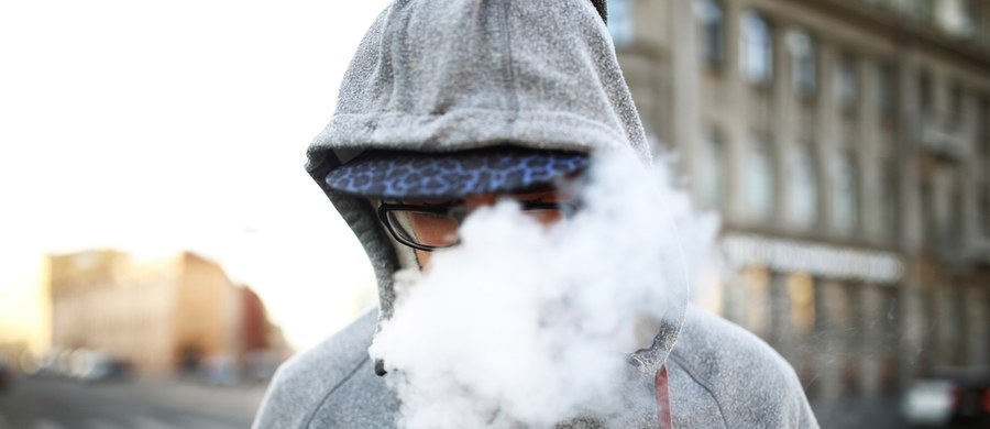 Trzynaście lat to obecnie średni wiek inicjacji nikotynowej w Polsce. Chodzi o moment, gdy nastolatek po raz pierwszy sięga po papierosa. Właśnie o tym zjawisku, a także o tym, jak zwiększyć szanse, by skutecznie rzucić palenie, czyli wyleczyć się z nikotynizmu, będziemy mówić w tym tygodniu w cyklu Twoje Zdrowie w Faktach RMF FM.