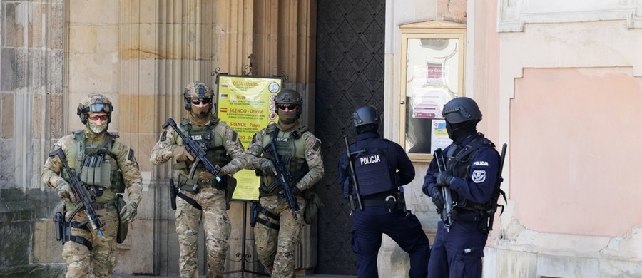 Policjanci zlikwidowali grupę przestępczą, działającą na terenie Lublina i przejęli duże ilości narkotyków. Oddziały policji i kontrterroryści równocześnie weszli pod różne adresy na terenie miasta i w jego okolicach. Zatrzymano groźnych i wielokrotnie notowanych przestępców. Jeden z nich odbywał w przeszłości karę za zabójstwo.