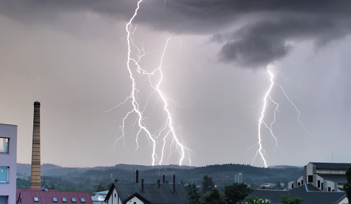 "Uwaga! Prognozowane są burze, którym miejscami będą towarzyszyć silne opady deszczu od 20 mm do 30 mm oraz porywy wiatru do 65 km/h. Lokalnie grad" - poinformował w środę rano Instytut Meteorologii i Gospodarki Wodnej, wydając ostrzeżenia pierwszego stopnia, które obowiązują dziś od godz. 15 do 21. Gdzie obowiązują alerty? 