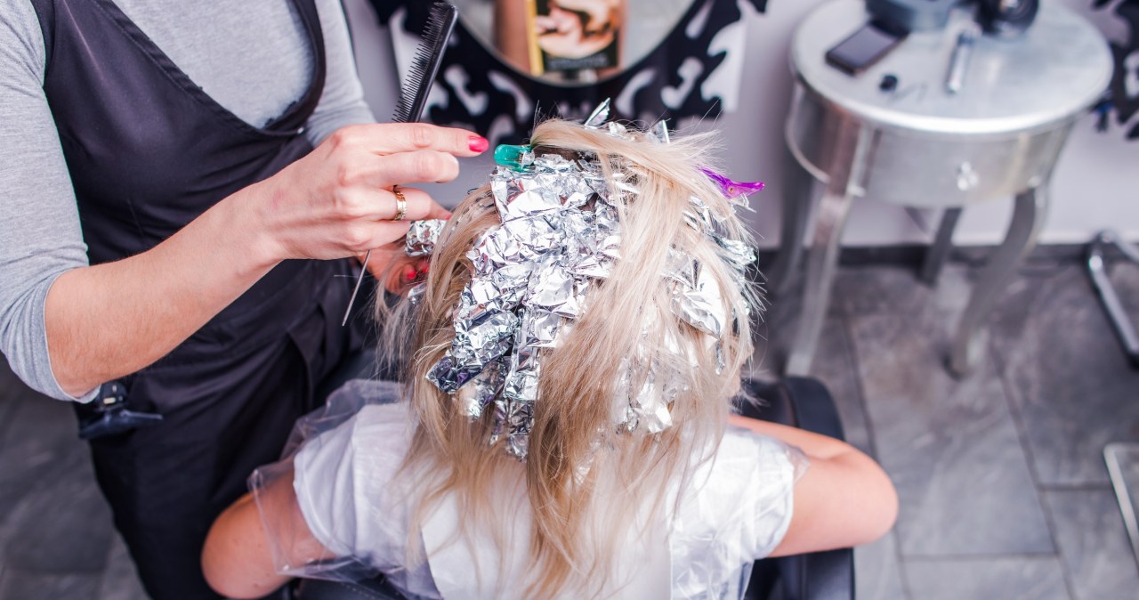 Koloryzacja dla kobiet po 60. Dyskretnie odmładza, dodaje blasku i lekkości