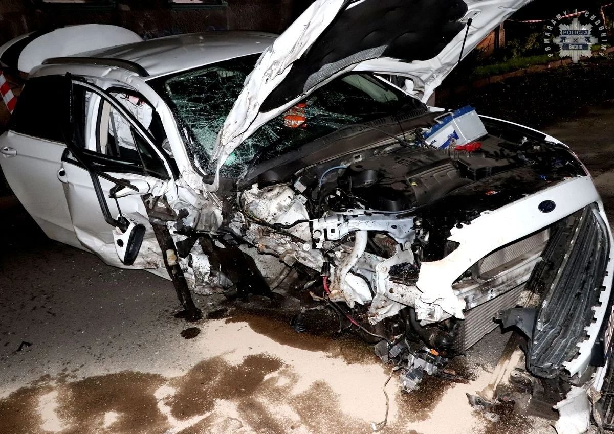 W Bytomiu 26 maja doszło do poważnego wypadku. 44-letni kierowca forda, prawdopodobnie będący pod wpływem alkoholu, uderzył w drzewo. Mężczyzna z obrażeniami trafił do szpitala. Policja w dzisiejszym komunikacie informującym o wypadku, apeluje o niewsiadanie za kierownicę po spożyciu alkoholu.