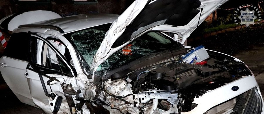 W Bytomiu 26 maja doszło do poważnego wypadku. 44-letni kierowca forda, prawdopodobnie będący pod wpływem alkoholu, uderzył w drzewo. Mężczyzna z obrażeniami trafił do szpitala. Policja w dzisiejszym komunikacie informującym o wypadku, apeluje o niewsiadanie za kierownicę po spożyciu alkoholu.