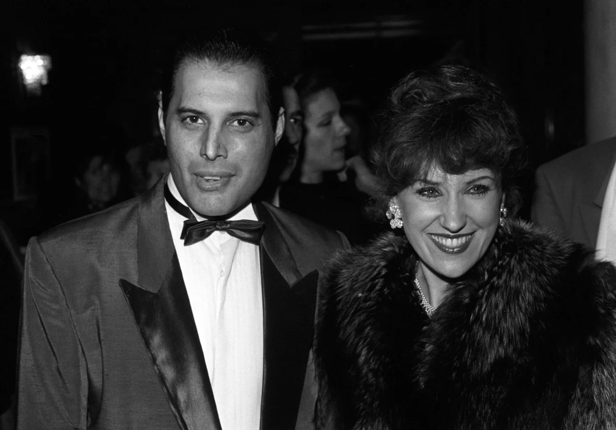 Freddie Mercury miał córkę, z którą łączyła go głęboka więź aż do śmierci - twierdzi Lesley-Ann Jones, autorka nowej biografii "Love, Freddie". Lider Queen miał zostać ojcem w 1976 roku i przez kolejne 15 lat utrzymywać potajemne kontakty ze swoim jedynym dzieckiem.