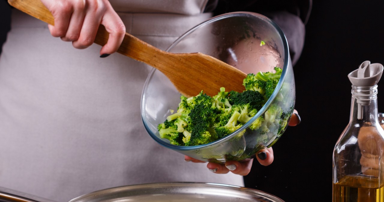 Brokuły rozpadają się na talerzu? Zrób to w czasie gotowania, a będą pyszne i chrupiące