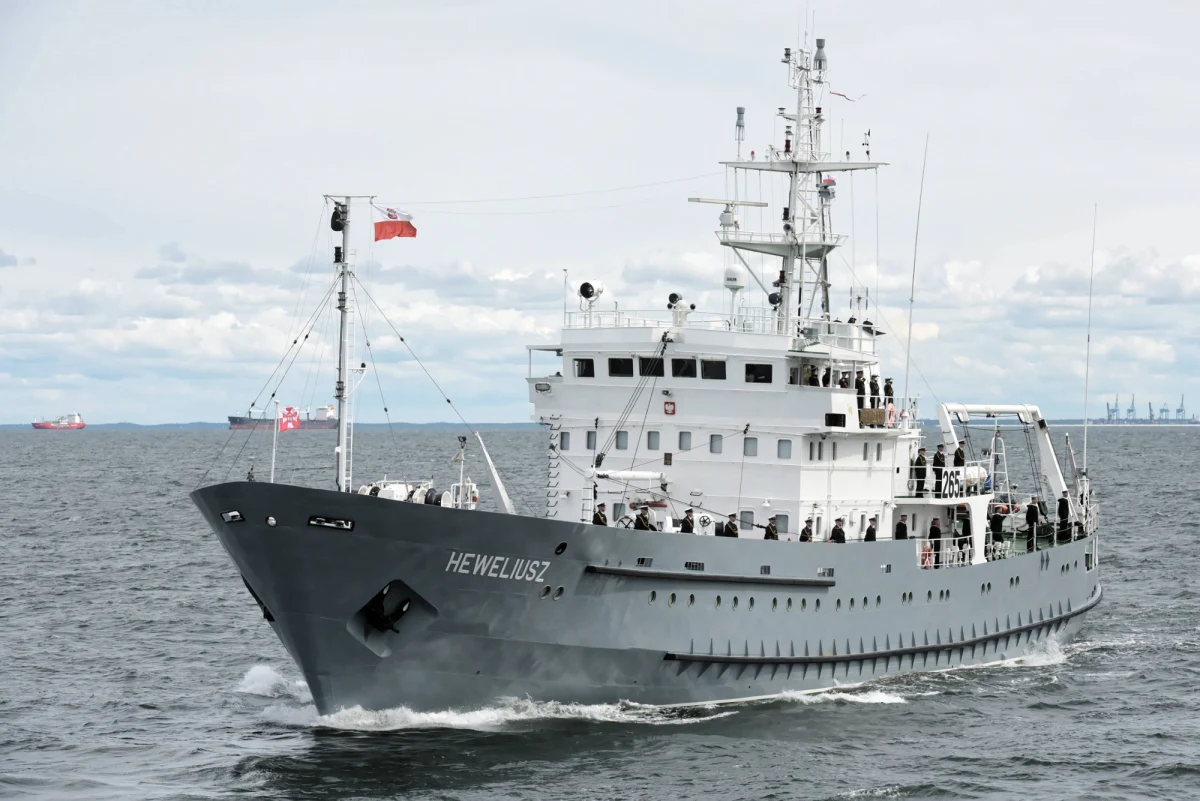 Służby zakończyły analizę danych zebranych przez ORP "Heweliusz". Nie wykryto żadnych zagrożeń dla podwodnej infrastruktury w rejonie kabla energetycznego między Polską a Szwecją - dowiedział się dziennikarz RMF FM Stanisław Pawłowski. Operację "Heweliusz" prowadził w związku z pojawieniem się w tym rejonie Bałtyku rosyjskiego statku, należącego do floty cieni.