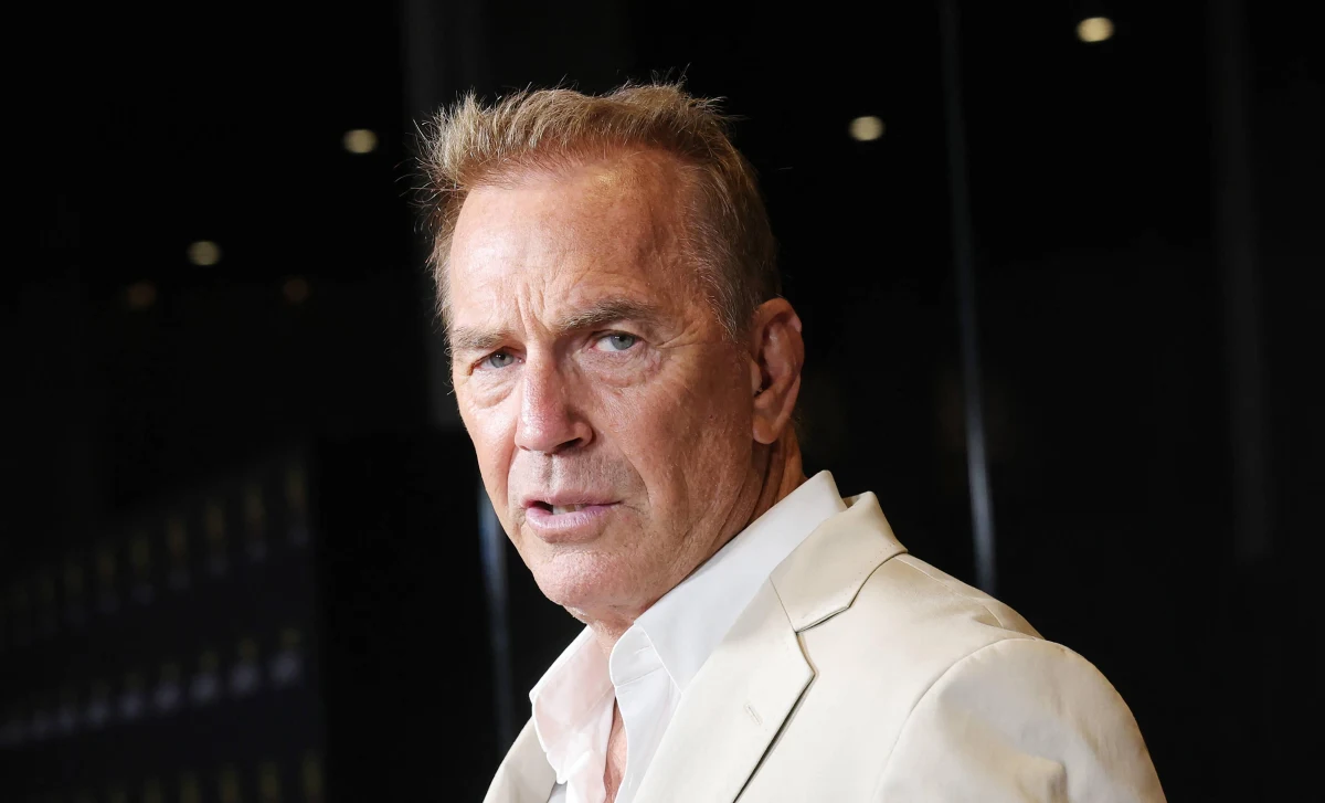 Gwiazda serialu "Yellowstone", hollywoodzki aktor i reżyser Kevin Costner znalazł się w centrum skandalu związanego z kontynuacją widowiska „Horyzont”. Devyn LaBella, która pracowała na planie w charakterze dublerki jednej z aktorek, oskarżyła go o poważne nadużycia. W złożonym przez siebie pozwie kobieta utrzymuje, że twórca obrazu próbował wymusić na niej zagranie w scenie przemocy seksualnej - bez wcześniejszego uzgodnienia i pod nieobecność koordynatora intymności.