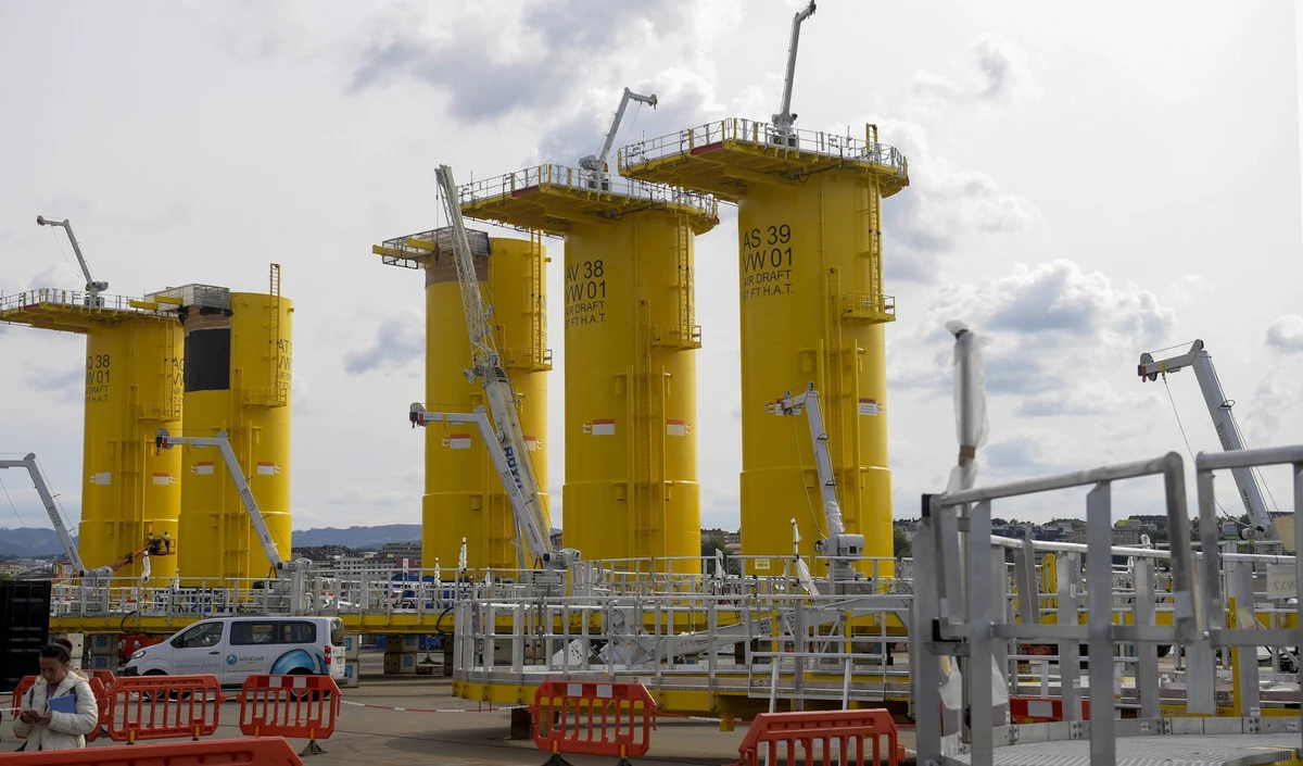 W Szczecinie rusza inwestycja, która może zmienić oblicze polskiej energetyki i gospodarki. Za blisko 900 mln zł powstanie tam największy na świecie zakład produkujący stalowe wieże do morskich turbin wiatrowych. Hiszpańska spółka Windar Renovables, przy wsparciu polskiego rządu, stworzy gigantyczną fabrykę na terenie portu, gdzie rocznie powstawać będzie nawet 500 sekcji wieżowych. "To krok milowy w transformacji energetycznej Polski" - mówił minister rozwoju Krzysztof Paszyk.