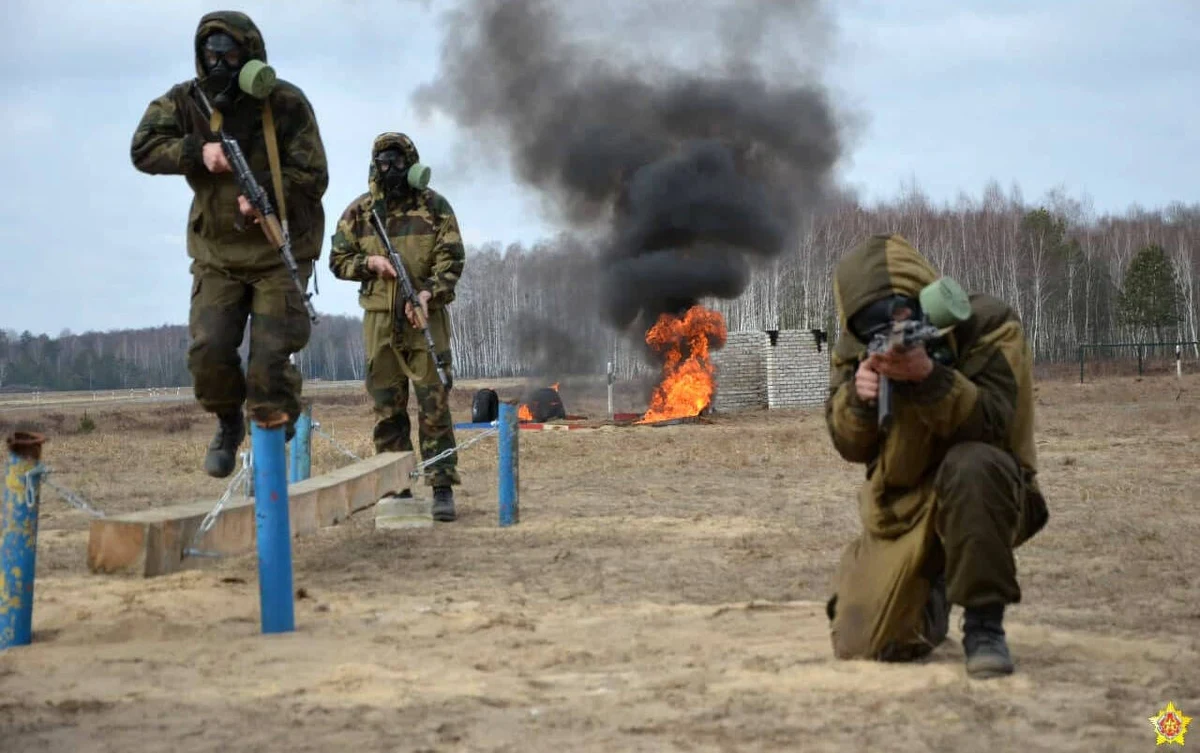 Białoruś podjęła decyzję o "obniżeniu parametrów" prowadzonych wspólnie z Rosją jesiennych ćwiczeń wojskowych Zapad-2025. Resort obrony w Mińsku podał, że główne manewry zostaną przeniesione w głąb kraju, dalej od zachodniej granicy.